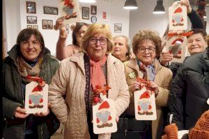 El tradicional taller navideño de manualidades de Olocau llena el Hogar de los Jubilados de ambiente festivo - (foto 7)
