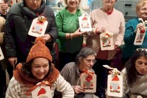 El tradicional taller navideño de manualidades de Olocau llena el Hogar de los Jubilados de ambiente festivo - (foto 8)