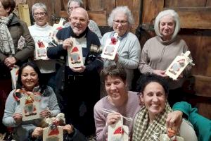 El tradicional taller navideño de manualidades de Olocau llena el Hogar de los Jubilados de ambiente festivo - (foto 9)