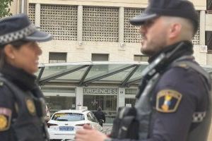 Un bebé a València torna a 'nàixer' 11 dies després d'arribar al món: dos agents de Policia li salven la vida després d'acabar ennuegat