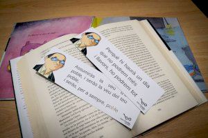 Xixona tanca l'any d'homenatge a Estellés amb el repartiment de marcapàgines amb algunes de les seues cites més cèlebres