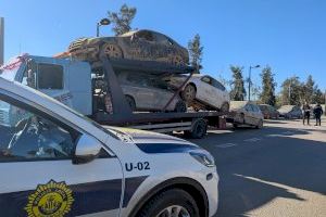València empieza a retirar los vehículos siniestrados de la dana ubicados en 24 campas repartidas por las pedanías del Sur - (foto 2) València empieza a retirar los vehículos siniestrados de la dana ubicados en 24 campas repartidas por las pedanías del Sur - (foto 2)