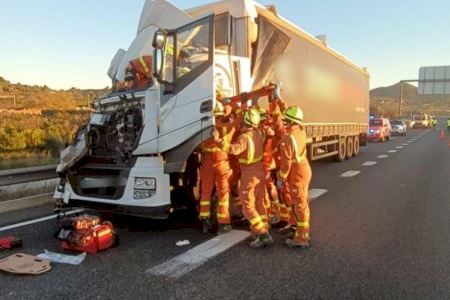 Un accident en l'A-7 provoca el talle total i congestió a Xàtiva