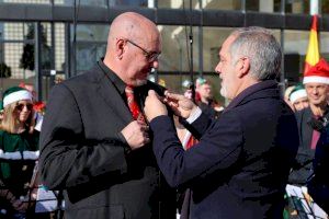 Joan Espinosa recibe la Insignia de Plata de Sant Joan en su despedida de la dirección de la Sociedad Musical La Paz - (foto 2)