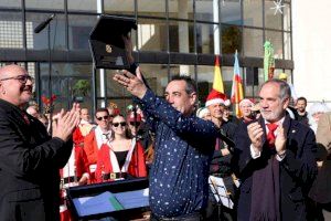 Joan Espinosa recibe la Insignia de Plata de Sant Joan en su despedida de la dirección de la Sociedad Musical La Paz - (foto 3)