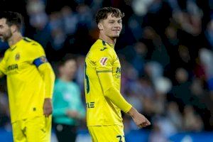 Pau Cabanes enlluerna sobre el verd: el 'xiquet de Borriana' s'estrena com a golejador al Vila-real CF