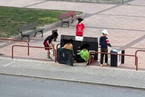 Una apagada, uns cartons i una pilota: l'escena que ha retornat l'esperança en la infància en parcs i carrers de la Comunitat Valenciana