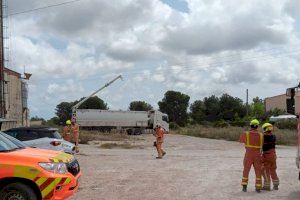 Un operari electrocutat a Bétera en tocar una línia de 2.000 volts amb un camió grua