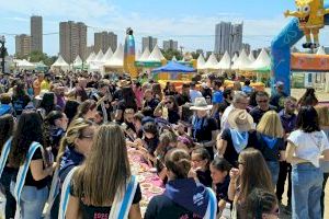 Cerca de 4.000 peñistas celebran la Acampada de las Peñas con acciones para conmemorar el 700 Aniversario de la fundación de Benidorm