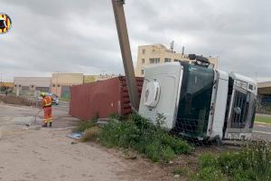 Aparatoso vuelco de un camión en Silla