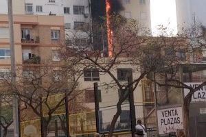 Se incendia un bloque de pisos en Castellón y crea una gran columna de humo