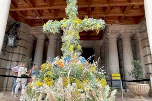 L'Ajuntament instal·la la tradicional Creu de Maig