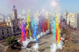 València llança una mascletà explosiva amb 128 quilos de pólvora com a homenatge a les mares
