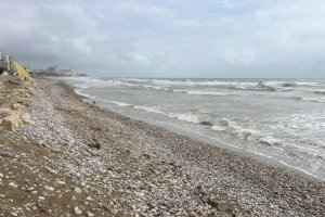 La viva imagen de la regresión de la playa de Morro de Gos: el fuerte oleaje vuelve a hacer de las suyas en Oropesa en pleno puente de mayo