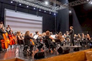 Benidorm vive un concierto de la Orquesta Sinfónica de la UMB con motivo del 700 aniversario de la ciudad
