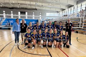 Les jugadores alteanes de l'equip infantil femení de voleibol subcampiones de la MVC