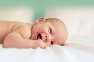 ¿Vómitos o regurgitación? La clave para identificar si tu bebé está en peligro