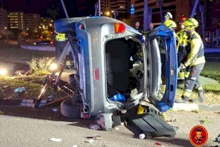 Impactante accidente en Valencia: un coche vuelca en plena rotonda y su conductor queda herido y atrapado