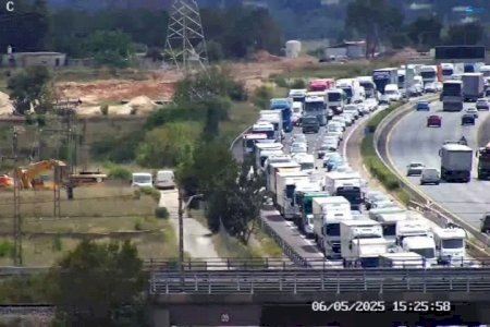 Un accidente colapsa el bypass de Valencia en Bétera