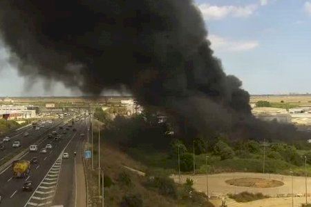 Un gran incendi entre Silla i Beniparrell afecta a la circulació de trens i dificulta la visibilitat en la carretera