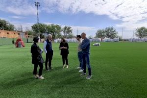 Hurtado visita els treballs del canvi de la gespa en el camp A del complex esportiu Chencho que encaren en la seua recta final