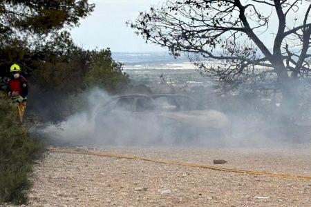 Arde un coche en Crevillent y casi provoca un incendio forestal