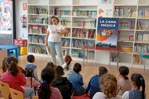 Prop de 200 escolars de Llíria prenen el seu primer contacte amb la biblioteca