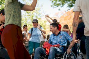 Dansa València invita a bailar a personas de todas las edades y movilidades en una gran fiesta en la plaza de la Virgen