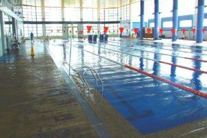 El Ayuntamiento licita la instalación de placas solares en la piscina municipal El Ayuntamiento licita la instalación de placas solares en la piscina municipal