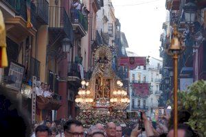 GALERIA | València es rendeix a la seua patrona en una jornada multitudinària dedicada a la Mare de Déu dels Desemparats