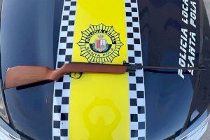 "Candidat a pare de l'any": Un home ensenya a disparar una arma a menors en un parc de Santa Pola