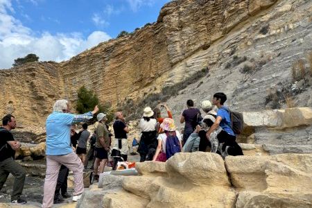 Més de mil persones descobreixen la geologia de l'espectacular litoral de Teulada-Moraira
