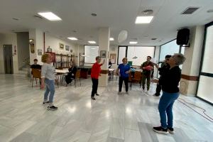 El alumnado del CIP FP Batoi dinamiza una jornada de juegos inclusivos con personas mayores