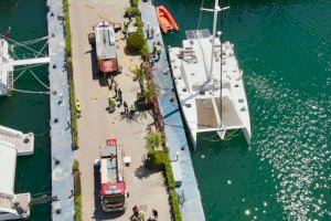 Susto en la Marina Real de Valencia: conato de incendio en un catamarán junto al Edificio del Reloj