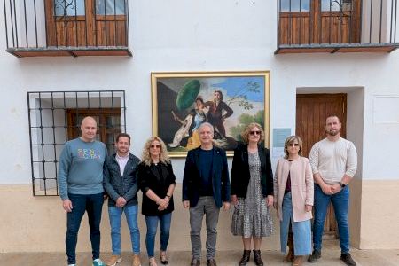El Museo del Prado expone en la fachada del ayuntamiento de Utiel la obra "El quitasol" de Goya