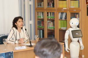 El robot Pepper recita els versos de Benedetti "Hagamos un trato" i "Corazón coraza" en el CeMaB