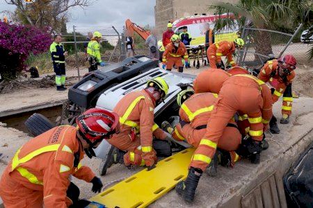 Espectacular rescate en Guadassuar tras caer un camión a un canal de riego