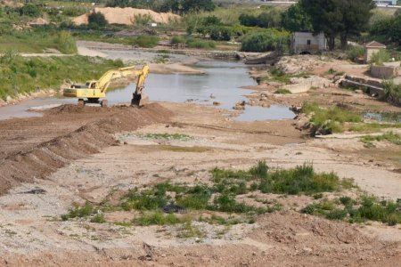 L'Ajuntament de Manises es reuneix amb la Confederació Hidrogràfica del Xúquer en el riu Túria