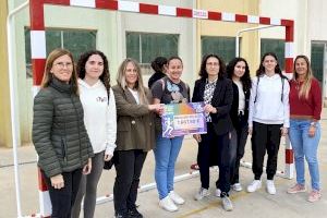 El IES Massanassa recibe las aportaciones solidarias de la Carrera 10KFem