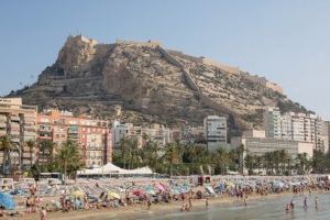 Alicante preadjudica los chiringuitos, tumbonas y alquiler náutico de todas las playas excepto San Juan