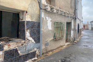 "Cau a trossos": SOS per a salvar un històric castell i barri antic d'un poble d'Alacant