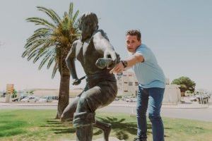 Vuelve a Burriana la estatua de los pescadores tras desplomarse en unas obras