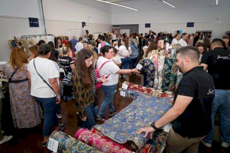 L'alcaldessa Amparo Folgado i les Falleres Majors visiten l'II Showroom Faller a Torrent
