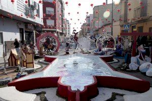 GALERÍA | La Falla Barri l'Escorredor y la Falla Barri la Bosca se alzan con el primer premio de las Cruces de Mayo 2025 de Burriana