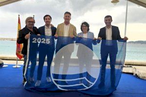 Villajoyosa recoge las 6 banderas azules que reconocen la calidad de sus playas y la bandera azul del Club Náutico