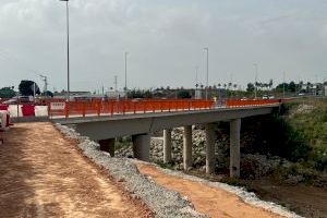 Torrent reabre el puente de entrada por la autovía derribado por la DANA