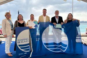 Teulada Moraira recoge las Banderas Azules y recibe el tercer premio internacional en el Concurso de Buenas Prácticas 2025