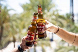El artista alicantino Antonyo Marest firma los botellines de la edición especial Hogueras de Mahou