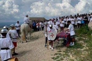 158 escolars d'Alcalà-Alcossebre recreen la rendició del castell de Xivert