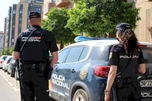 Con su hijo herido en brazos y ebrio: detenido en Algemesí tras atacar a la policía y maltratar a su familia